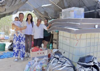 Entrega DIF Los Cabos apoyos a familia afectada por incendio en comunidad de Las Casitas