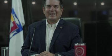 Modernizar el proceso legislativo para reducir rezagos, propone Christian del Castillo