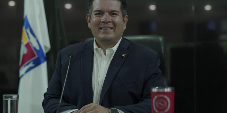Modernizar el proceso legislativo para reducir rezagos, propone Christian del Castillo