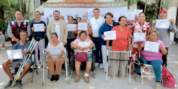 Entrega José Manuel Larumbe apoyos a familias cabeñas