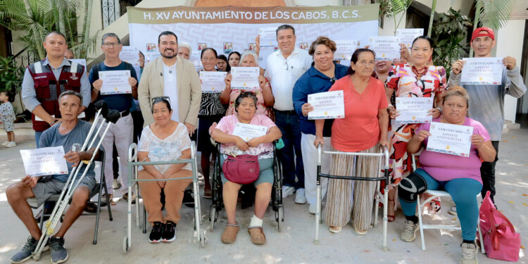 Entrega José Manuel Larumbe apoyos a familias cabeñas