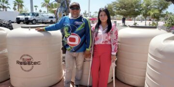Con el apoyo de la iniciativa privada se entregaron tinacos a familias de Cabo San Lucas