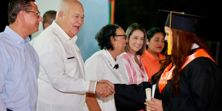 Fortalecer la educación es sembrar bienestar y oportunidades para las nuevas generaciones: Víctor Castro