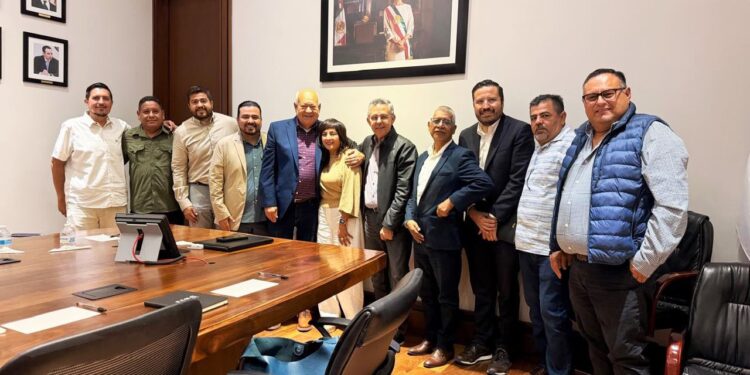 Gobernador acude a primera mesa de trabajo para avanzar en acuerdos del sector transporte en BCS