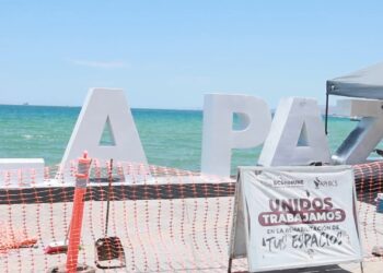 API-BCS renueva letras emblemáticas del Malecón de La Paz