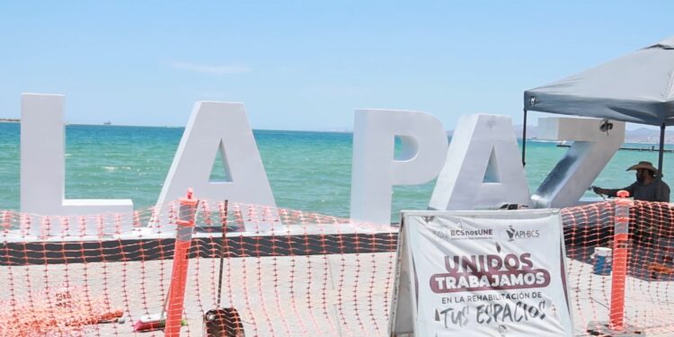 API-BCS renueva letras emblemáticas del Malecón de La Paz