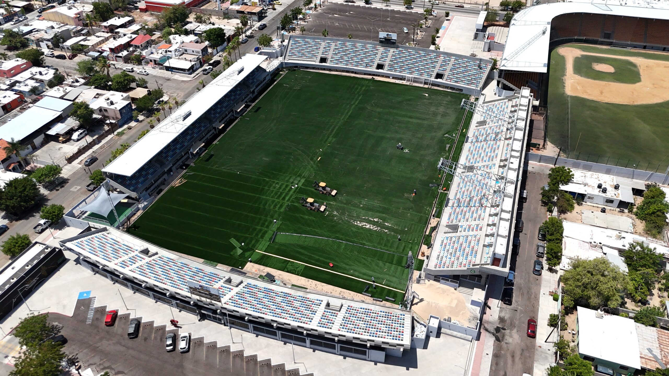 Avanzan trabajos de mantenimiento y rehabilitación en el Estadio Guaycura