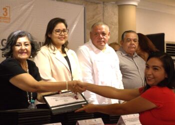Reconoce Gobierno del Estado a personal administrativo al servicio de la educación en BCS 