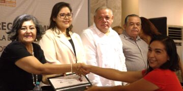 Reconoce Gobierno del Estado a personal administrativo al servicio de la educación en BCS 