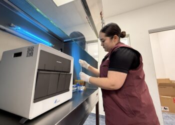 Opera salud estatal equipo tecnológico de punta para procesar pruebas de VHC 