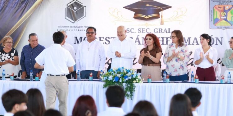 Gobernador destaca avances en educación básica durante clausura de secundaria en Loreto