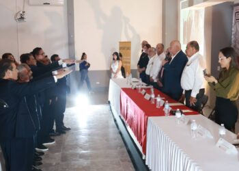 Toma protesta Gobernador al Consejo Directivo de Ingenieros Civiles de BCS