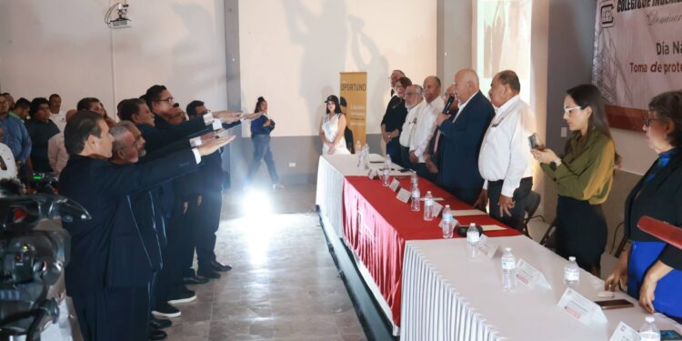 Toma protesta Gobernador al Consejo Directivo de Ingenieros Civiles de BCS