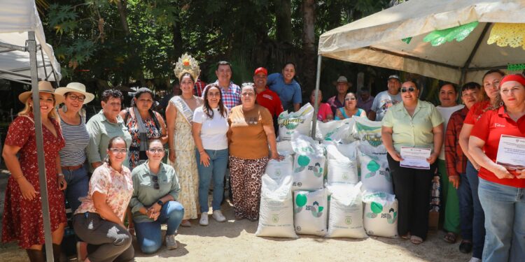 Entrega Ayuntamiento de La Paz apoyos productivos a familias de San Bartolo durante la Feria del Mango
