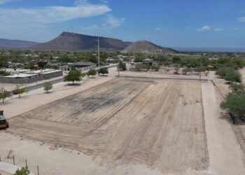 Ayuntamiento de La Paz inicia empastado de campo de fútbol en Márquez de León