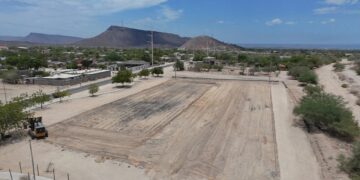 Ayuntamiento de La Paz inicia empastado de campo de fútbol en Márquez de León