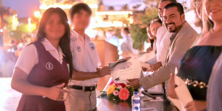 Juventud cabeña da un paso más: Ayuntamiento reconoce a graduados de la Secundaria José Antonio Mijares