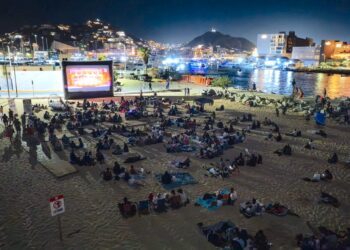 Cine Móvil reúne a familias en una noche de cine al aire libre en Playa El Corsario
