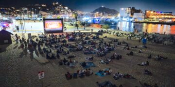 Cine Móvil reúne a familias en una noche de cine al aire libre en Playa El Corsario