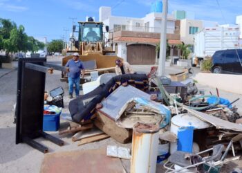 Implementan impieza preventiva en colonias de Cabo San Lucas ante temporada de lluvias