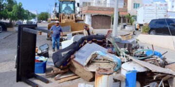 Implementan impieza preventiva en colonias de Cabo San Lucas ante temporada de lluvias