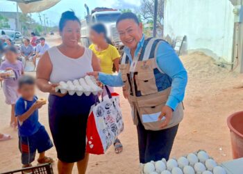 Llevan apoyos alimentarios y atención directa a familias de la colonia Chamizal en Cabo San Lucas