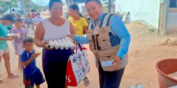 Llevan apoyos alimentarios y atención directa a familias de la colonia Chamizal en Cabo San Lucas