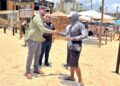 Refuerza Ayuntamiento de Los Cabos vigilancia en playa El Médano; aseguran mobiliario por irregularidades