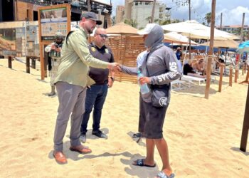 Refuerza Ayuntamiento de Los Cabos vigilancia en playa El Médano; aseguran mobiliario por irregularidades