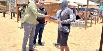Refuerza Ayuntamiento de Los Cabos vigilancia en playa El Médano; aseguran mobiliario por irregularidades