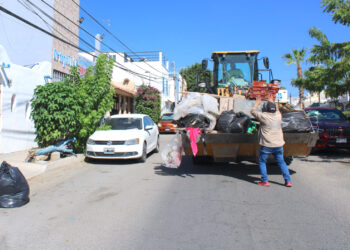 Retiran más de 14 toneladas de cacharros en jornada de limpieza en Arcos del Sol, en Cabo San Lucas