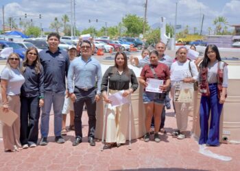 Entrega Atención Ciudadana tinacos a familias de Cabo San Lucas para mejorar almacenamiento de agua