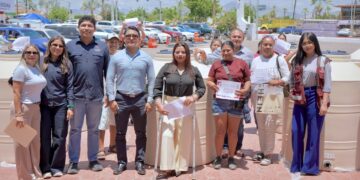 Entrega Atención Ciudadana tinacos a familias de Cabo San Lucas para mejorar almacenamiento de agua