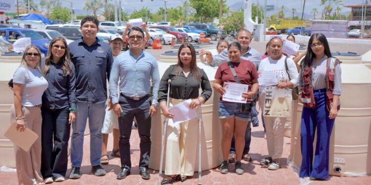 Entrega Atención Ciudadana tinacos a familias de Cabo San Lucas para mejorar almacenamiento de agua