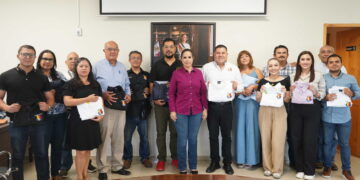 Entrega JUGOCOPO uniformes al personal de la XVII Legislatura de BCS