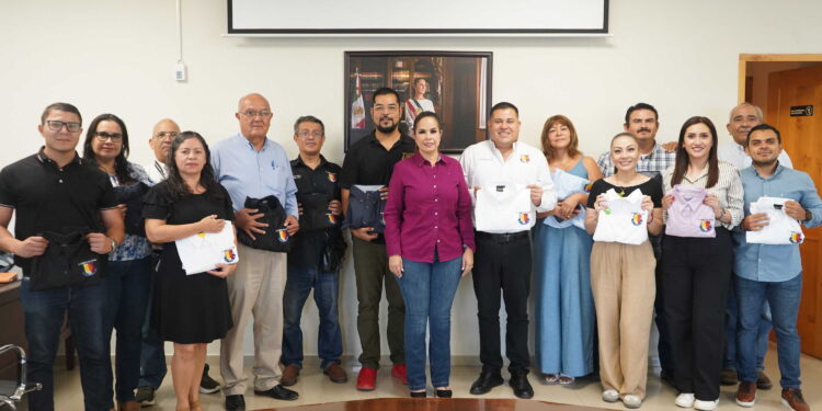 Entrega JUGOCOPO uniformes al personal de la XVII Legislatura de BCS