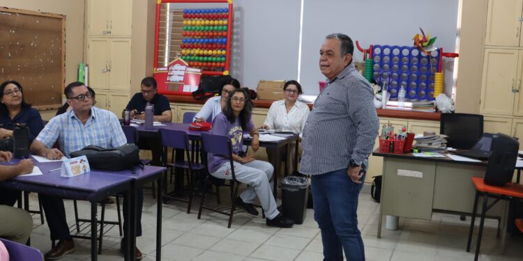 Analizan docentes de BCS regulación del uso de celulares en escuelas