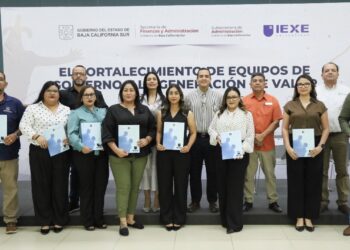 Entrega Subsecretaría de Administración 11 becas a personal del Gobierno del Estado