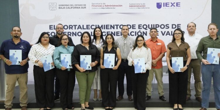 Entrega Subsecretaría de Administración 11 becas a personal del Gobierno del Estado