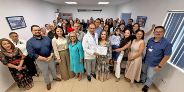 Entrega Secretaría de Salud reconocimiento por 38 años de servicio al doctor Andrés Flores Gómez