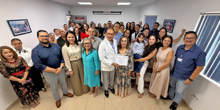 Entrega Secretaría de Salud reconocimiento por 38 años de servicio al doctor Andrés Flores Gómez