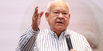 Participa Gobernador en conferencia para reflexionar sobre la paternidad y la abuelitud