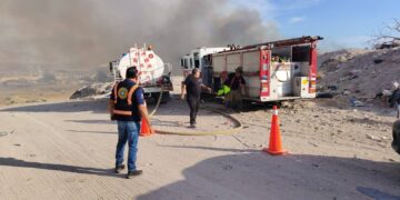 Atiende bomberos La Paz incendios por altas temperaturas