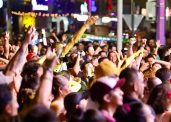 “Noches Pegajosas” reúne a más de 4 mil personas en una noche de música y energía en La Paz