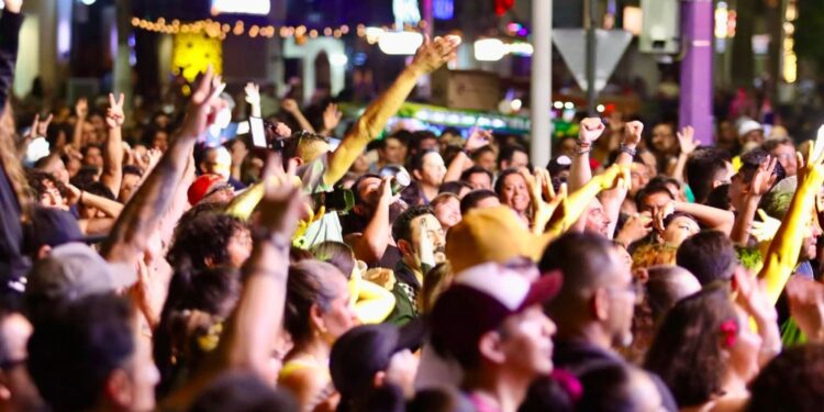 “Noches Pegajosas” reúne a más de 4 mil personas en una noche de música y energía en La Paz