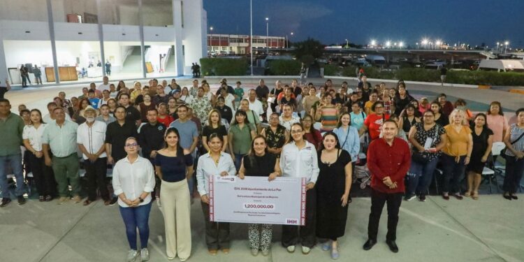 Ayuntamiento de La Paz beneficia a 100 mujeres cuidadoras con apoyos económicos