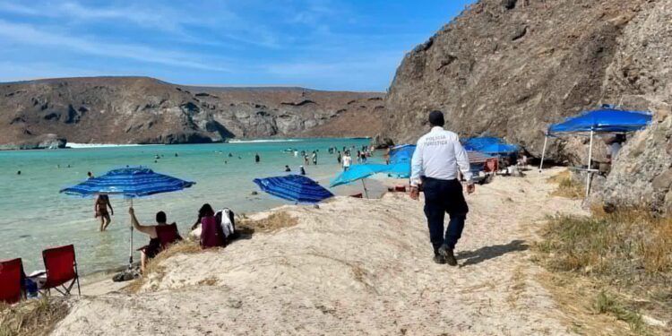 Continúan recorridos de apoyo y vigilancia en playas de La Paz durante el verano