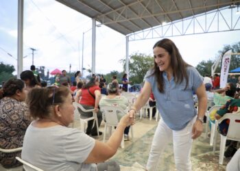 Atiende Ayuntamiento de La Paz necesidades de familias de Calafia con “Presidenta en tu Barrio”