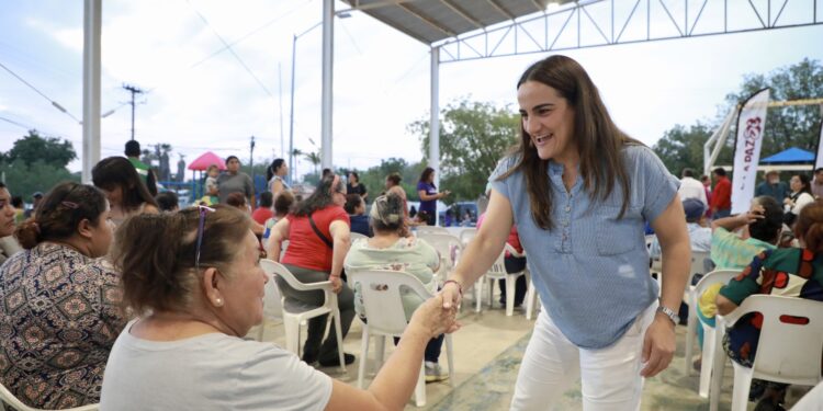 Atiende Ayuntamiento de La Paz necesidades de familias de Calafia con “Presidenta en tu Barrio”