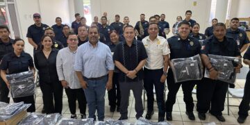 Fortalece Ayuntamiento de La Paz al Cuerpo de Bomberos con entrega de uniformes